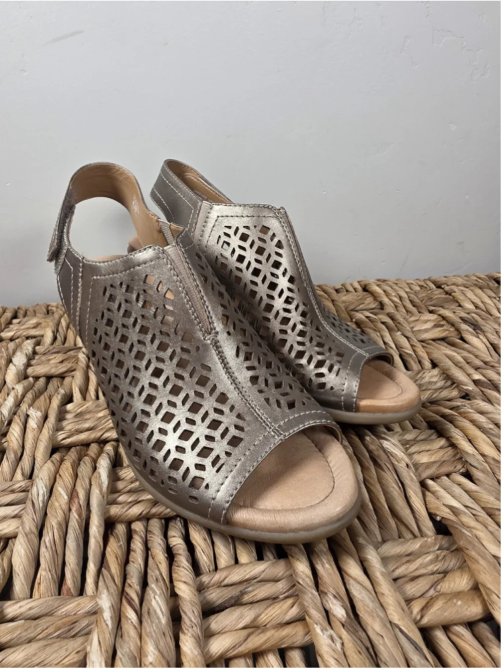 Earth Cascade Platinum Sandals Sz 8.5 B Leather Laser Cut Wedge Slingback City